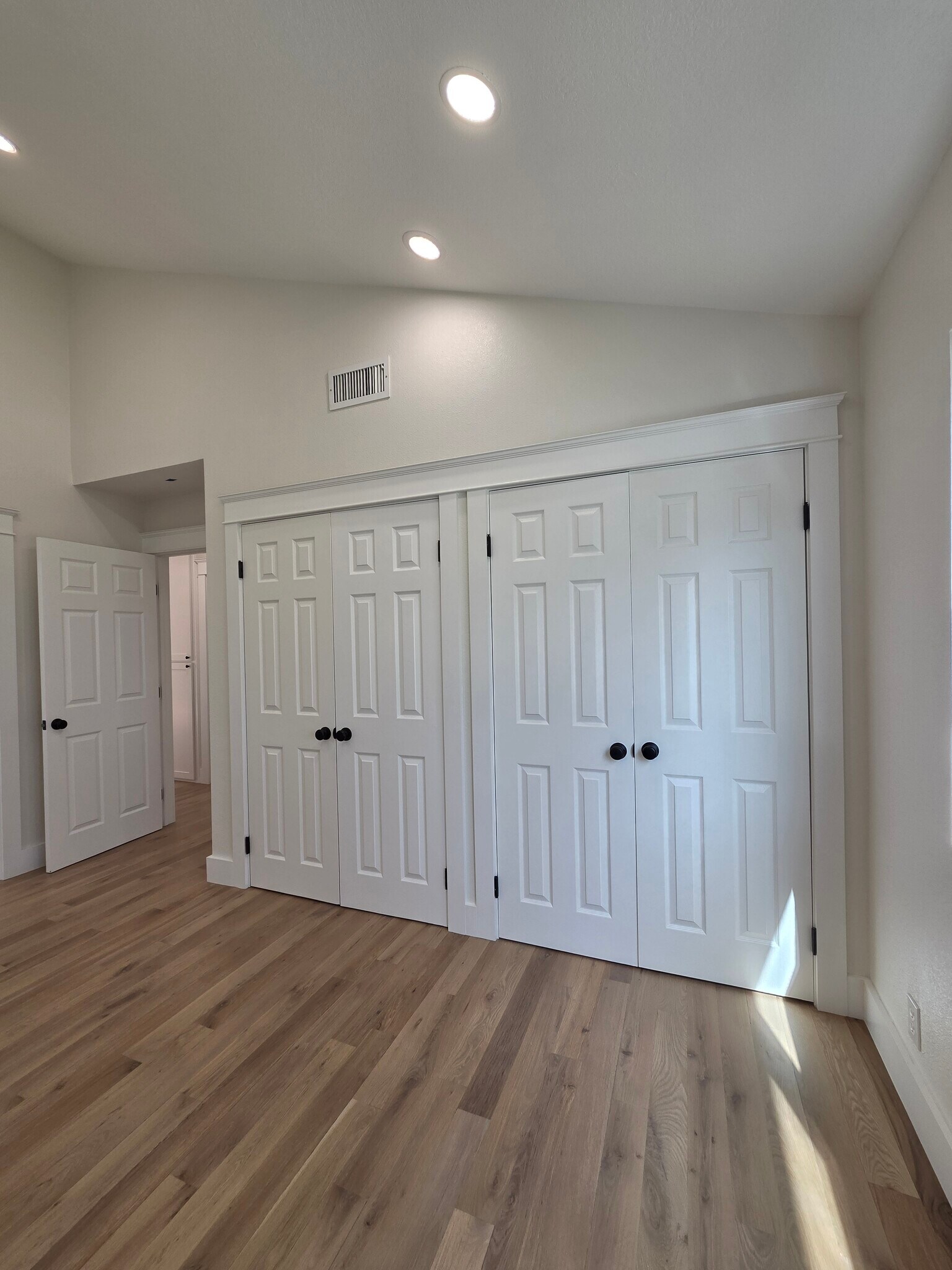 Building Photo - 245 Mesa Dr