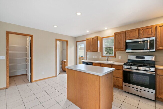 Building Photo - 1541 Moluf St