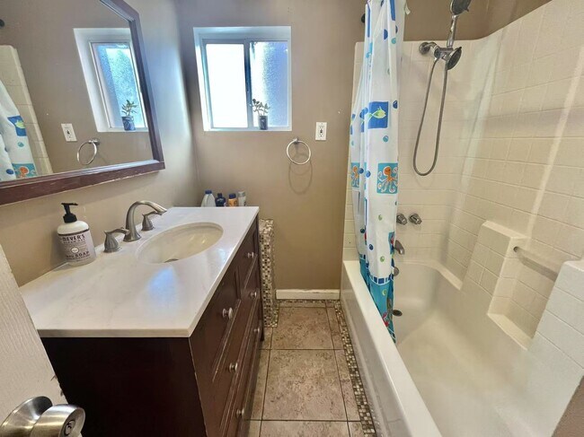 Building Photo - Spacious Spanish-Style Room in Prime LA Location – $900/mo