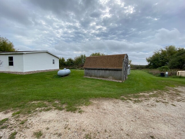 Building Photo - Hill Top Country Home