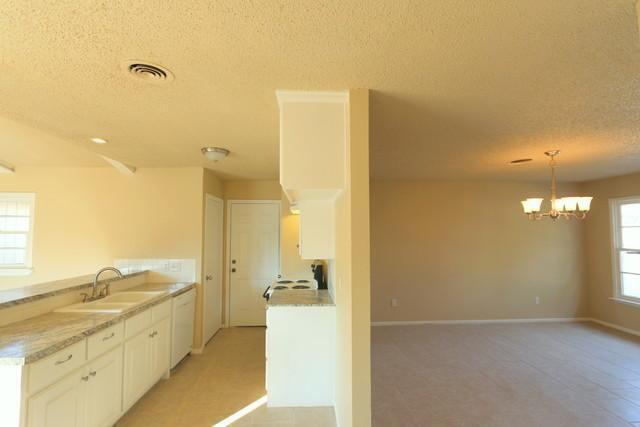 Building Photo - Half off First Full Month's Rent! /Fantastic Updated Home