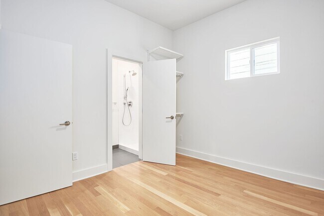 Building Photo - Sleek and modern 2 bed/2 bath in the heart of The Mission -- Walkers dream -- Must See!