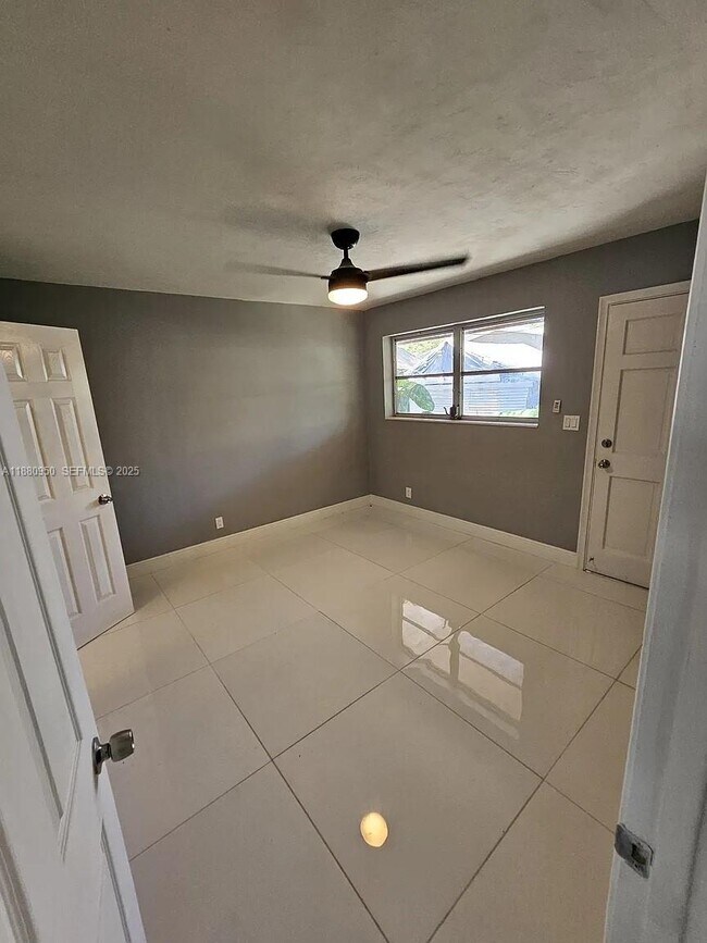 Building Photo - 4920 SW 28th Terrace