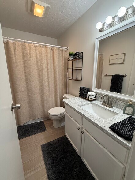 Building Photo - 206 W Lakeshore Dr