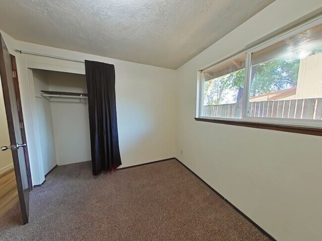 Building Photo - 3 Bedroom Duplex ~ Close to 9th Street ~ P...