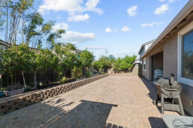 Building Photo - 978 Day Lily Dr