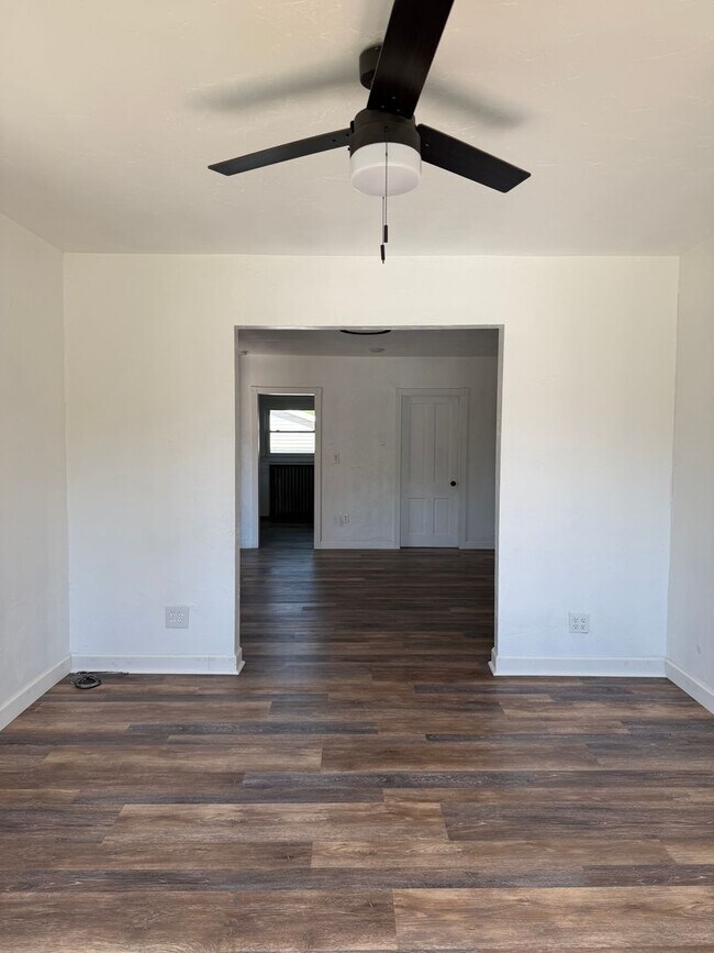 Building Photo - Three-Bedroom Home located in Oshkosh