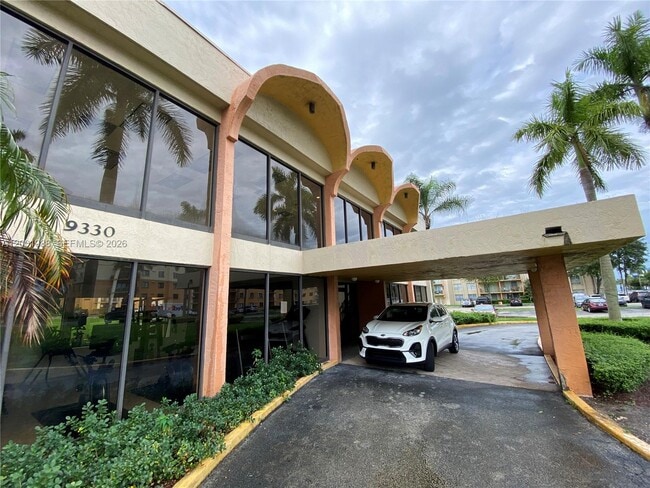 Building Photo - 9320 Fontainebleau Blvd