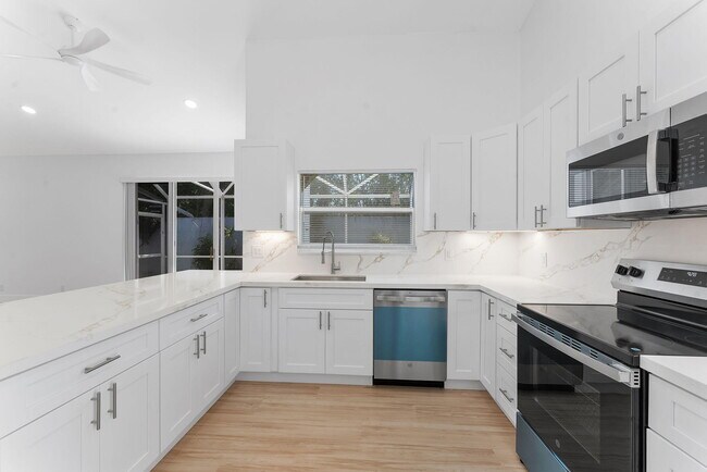 Building Photo - 897 Dickens Pl