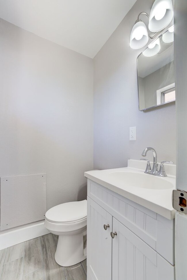 Building Photo - Gorgeous Midtown 3 Bedroom Remodel!