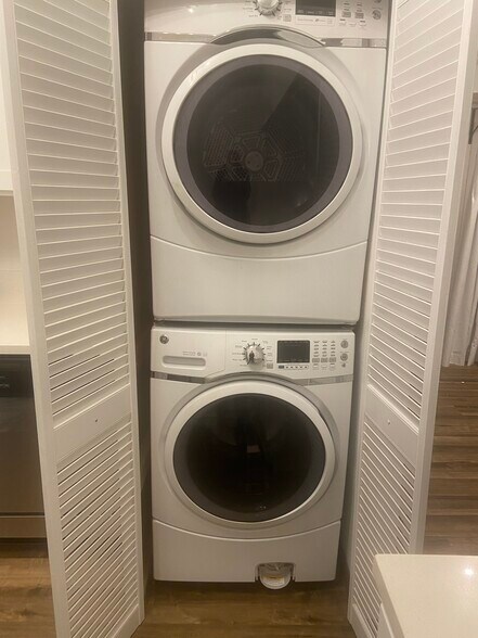 Building Photo - 5302 Hibiscus Dr