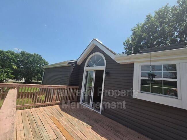 Building Photo - 607 SE Steeple Ln