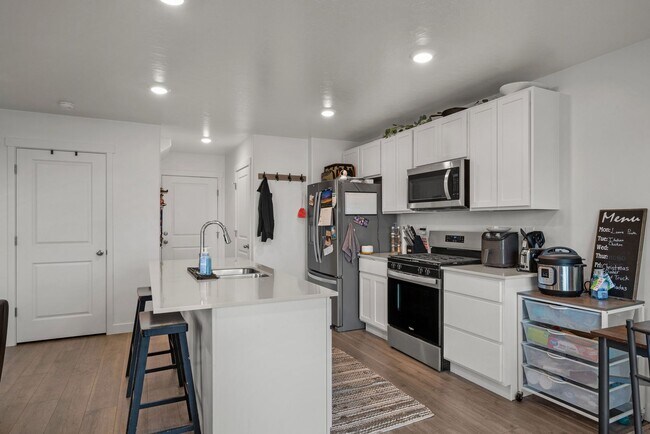 Building Photo - 988 W Broadleaf Dr