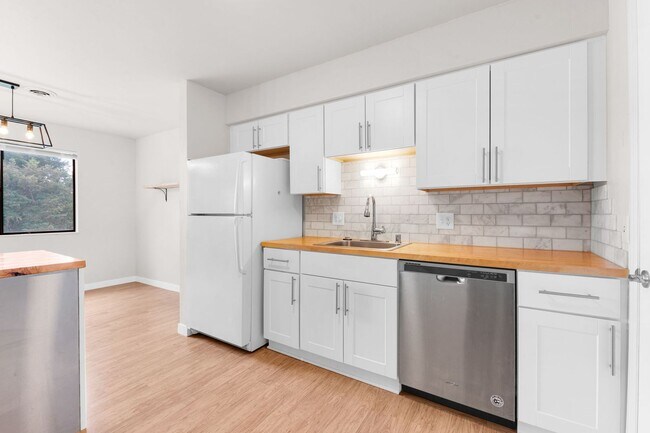 Building Photo - Spacious 3 Bedroom 2 Bathroom Unit