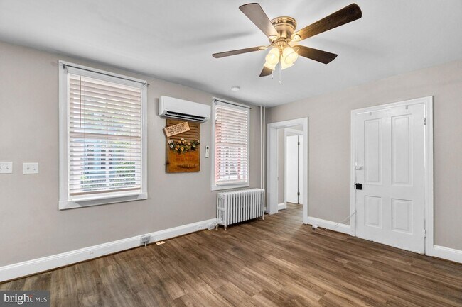 Building Photo - 15 E 4th St