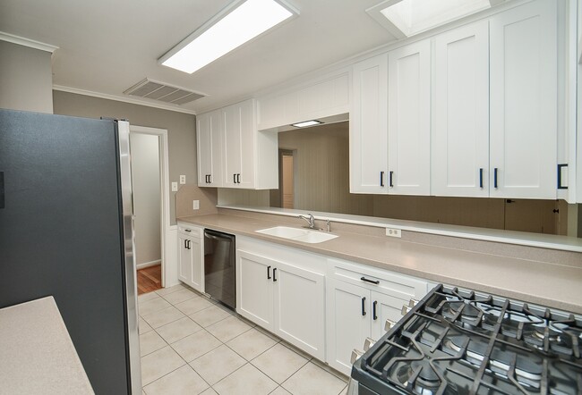 Building Photo - 9817 Cedardale Dr
