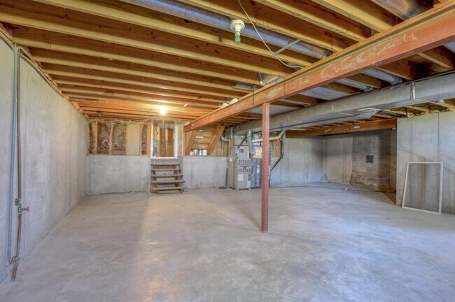 Building Photo - 1008 NW Roanoke Dr