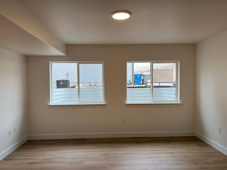 Building Photo - 556 N Hl Vw Dr
