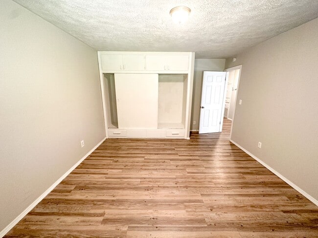 Building Photo - 3 Bed / 1 Bath - LARGE Workshop!
