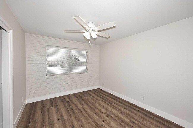 Building Photo - 10537 W La Jolla Dr
