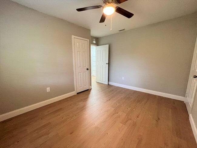 Building Photo - Renovated 2 Bedroom Jacksonville Heights A...