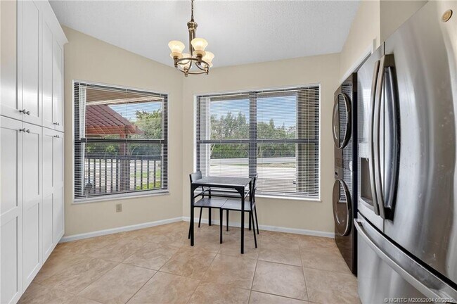 Building Photo - 6110 SE Martinique Dr