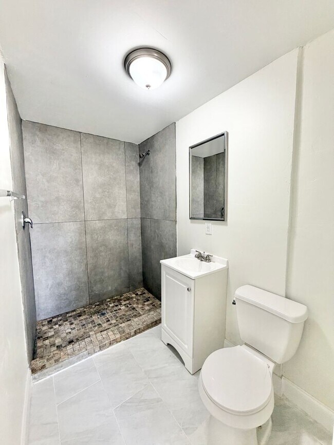 Building Photo - 618 6th Ave