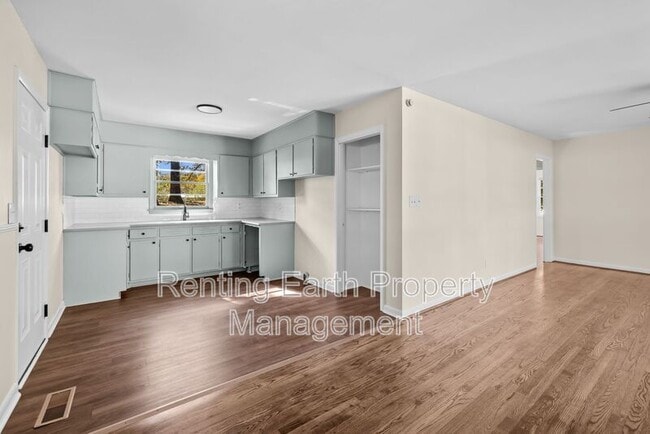 Building Photo - 405 18th Ave NW