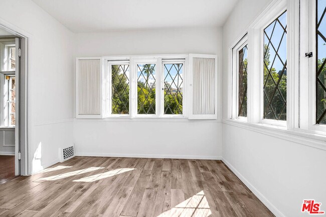 Building Photo - 2441 Glendower Ave