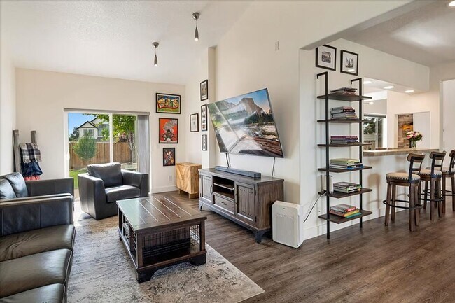 Building Photo - 1622 NW Rimrock Dr