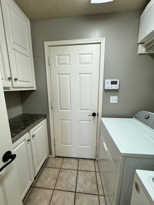 Building Photo - Available Soon 3 Bedroom 2 bath