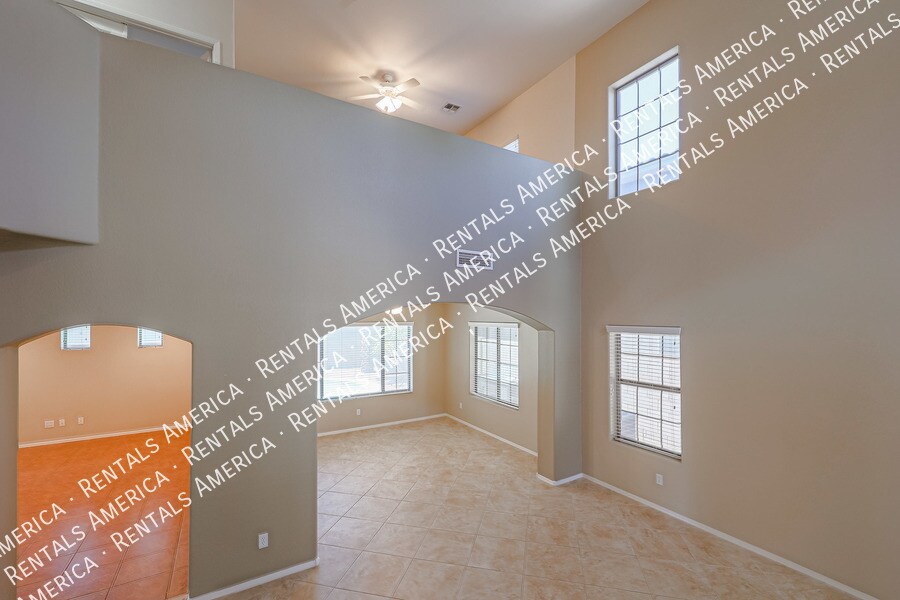 Building Photo - 16021 W Custer Ln