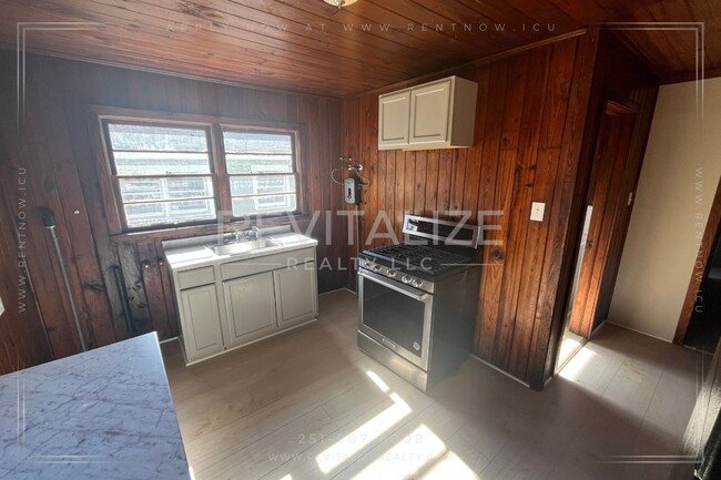 Building Photo - Cozy 2-Bedroom Duplex with Vintage Charm &...