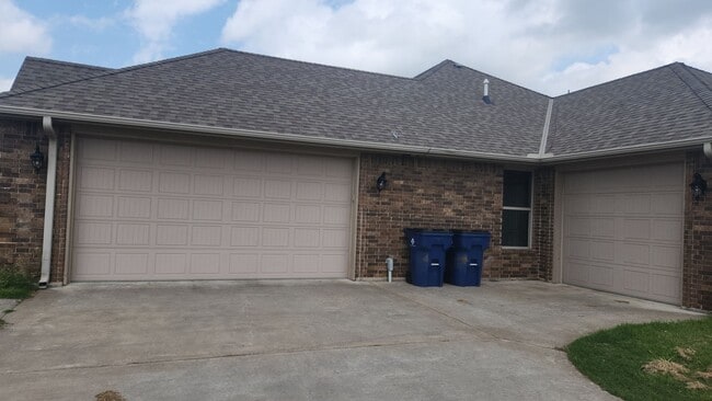 Building Photo - Great Eastside Home