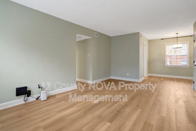 Building Photo - 2405 Arlington Blvd