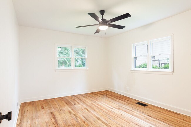 Building Photo - Beautiful Newly Renovated 2/1 w/ Large Fen...