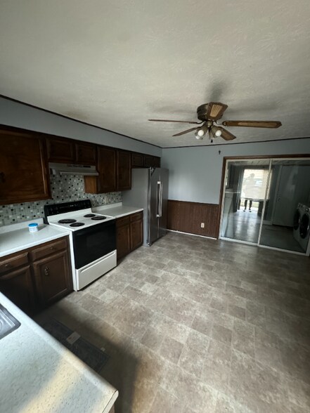 Building Photo - 404 E Wood St