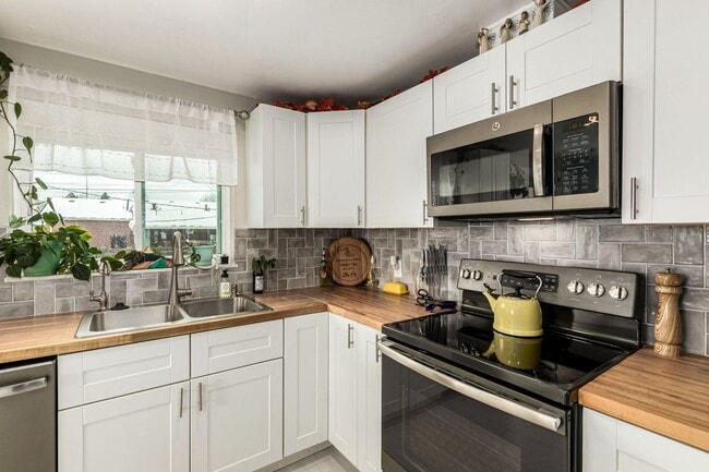 Building Photo - 11487 Larson Ln