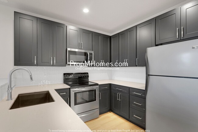 Building Photo - Luxury One-Bedroom Condo in Downtown Gresh...