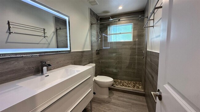 Building Photo - 2290 E 6th Ave