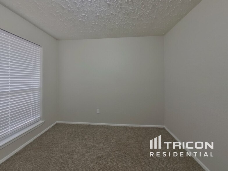 Building Photo - 2802 N Spring Dr