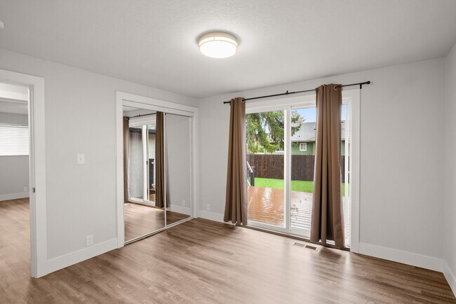 Building Photo - Lovely 3 Bedroom 1.5 bath Milwaukie Charmer.