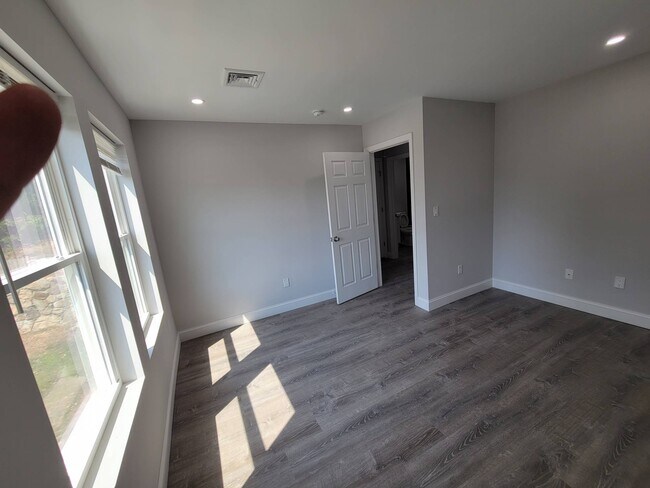 Building Photo - 31 Bouton St