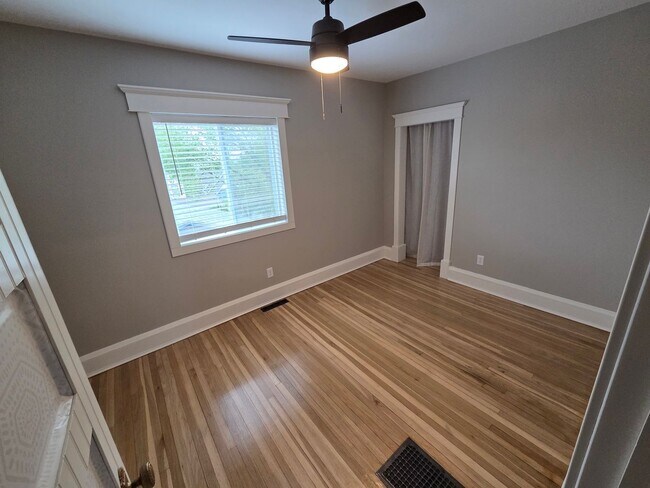Building Photo - AVAILABLE Immediately!- 3 Bed 2 Bath Single family home!