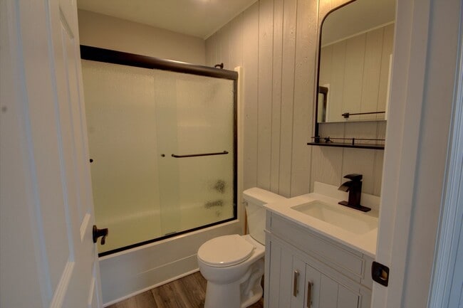 Building Photo - Remodeled 2 bed home