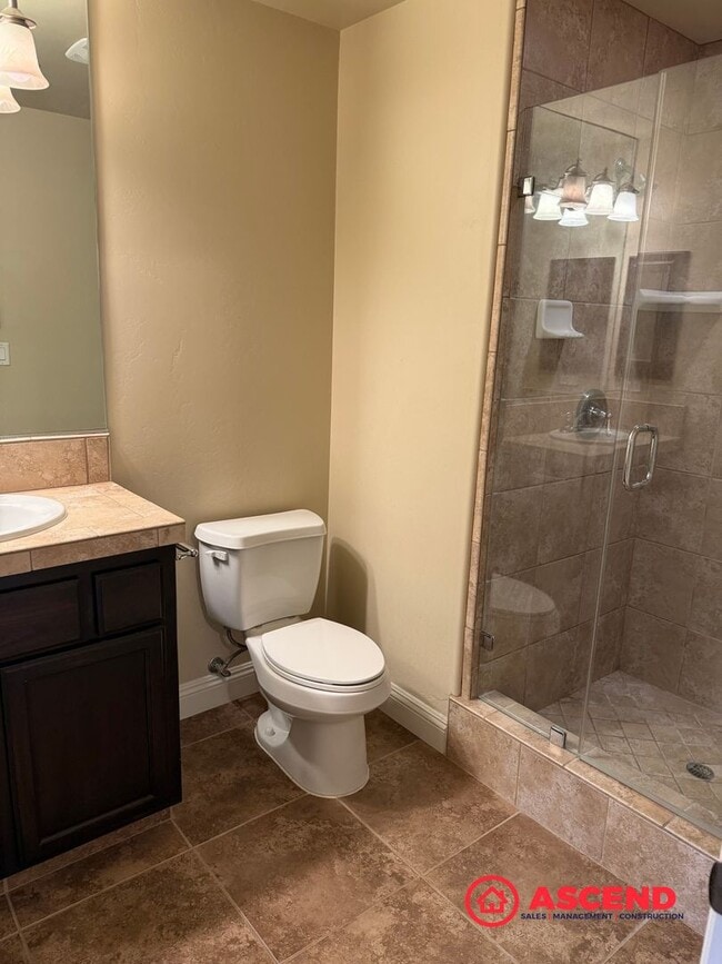 Building Photo - Stunning 4 bedroom + office in Seven Oaks!