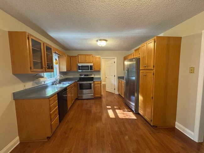 Building Photo - 3BR/2.5BA Home on 1 Acre in Spring Lake