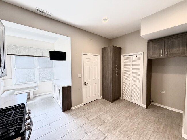 Building Photo - 1 bedroom in Chicago IL 60642