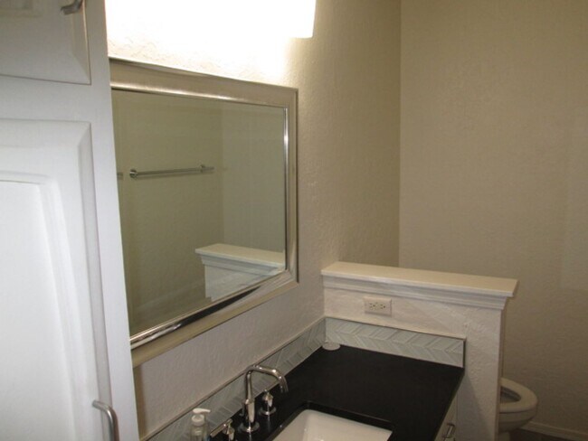 Building Photo - Desireable NE Heights