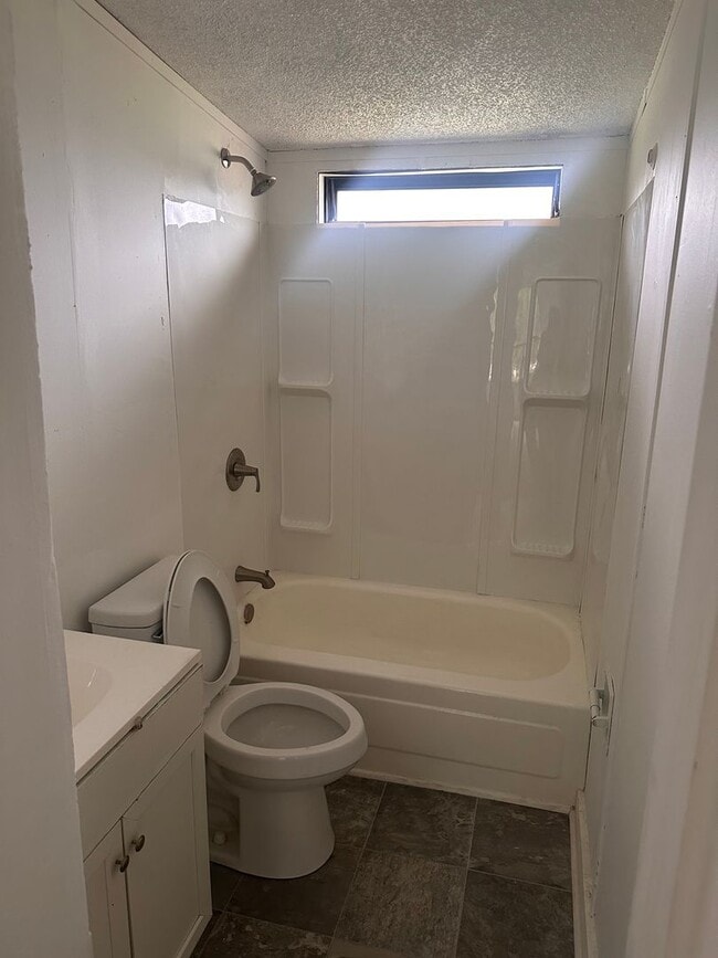 Building Photo - RENTAL HOME 3BD/2BTH